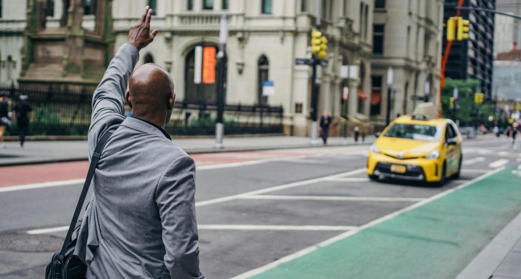 Man houdt taxi aan